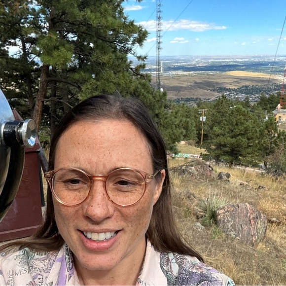 Meet your Posher, Karin - Picture 2 of 2